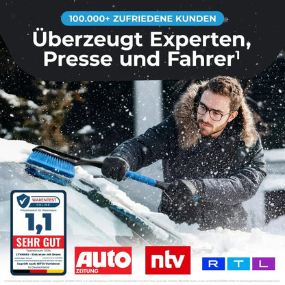 Eiskratzer mit Besen beim Entfernen von Schnee am Auto mit Testsieger-Auszeichnung