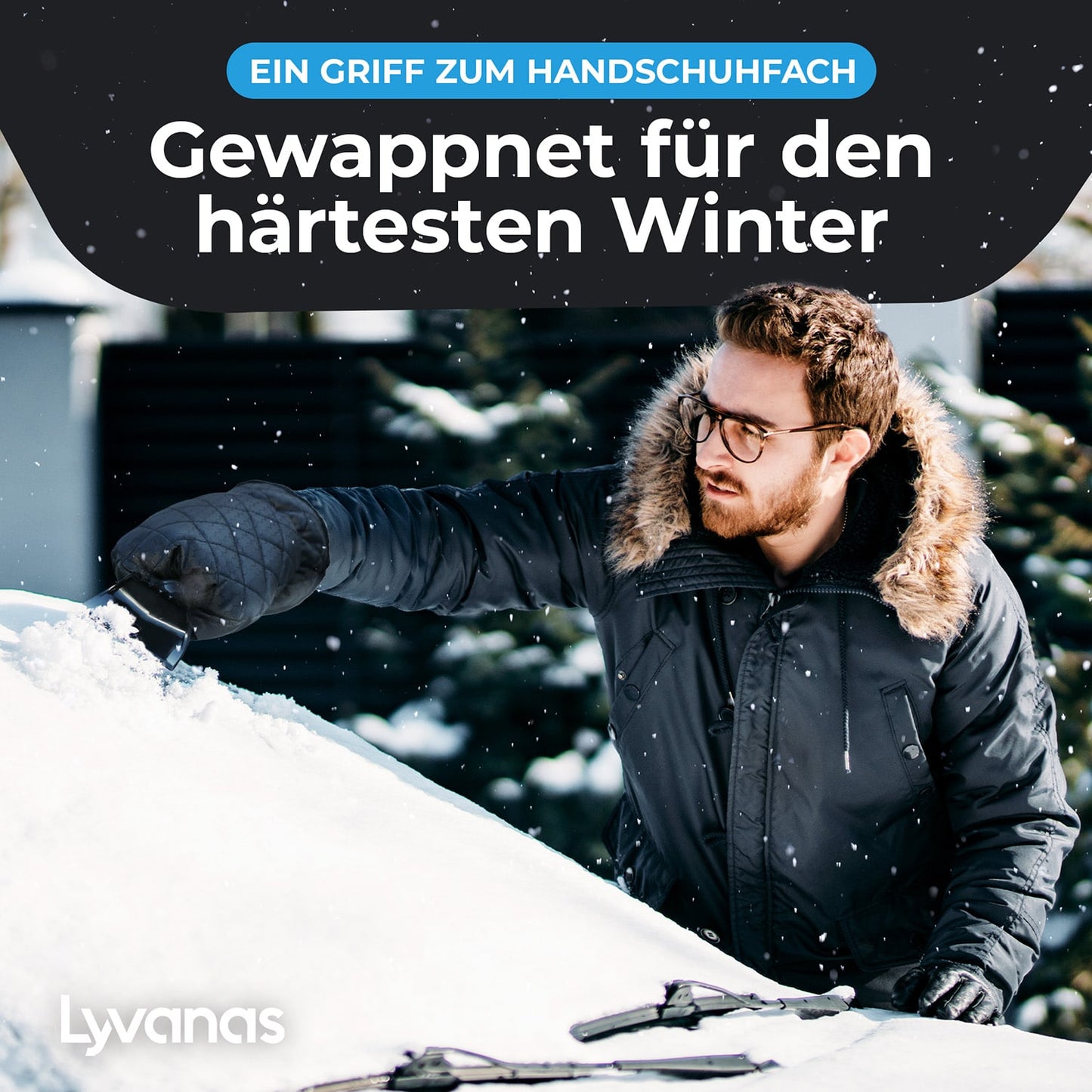 Kratzer auto mit Handschuh auf Auto in Winterlandschaft – praxisnaher Einsatz bei Schnee